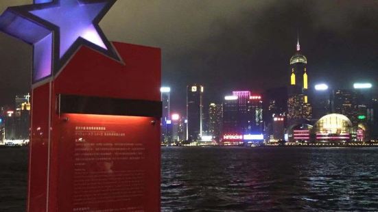星光大道为表扬香港电影界的杰出人士的特色景点，仿效好莱坞星光