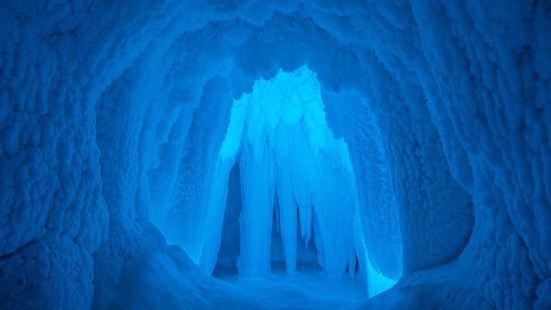 萬年冰洞高度超過100米，屬於喀斯特地形。洞內的地面、洞頂、