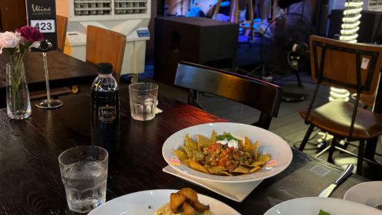 地方还是挺不错的，非常大的夜市，摩天轮特别的有特色，吃的东西