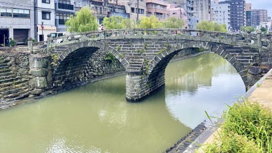 🛶眼镜桥，位于日本九州岛长崎县的中岛川上，与附近二十座古桥