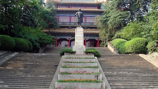 孙中山纪念馆，原名藏经楼，位于中山陵与灵谷寺之间的密林中，是