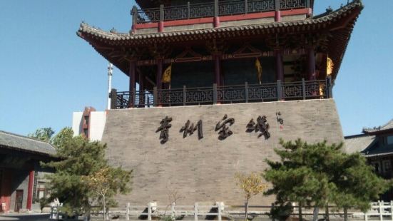 青州宋城是按照《清明上河圖》中的內容和建築風格，在南陽河上建