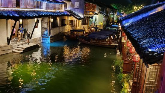 西塘古镇的一处景点，周围开了很多小饭店和民宿。旁边的河道还可