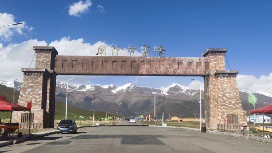 崗什卡雪峰面積約450平方公里，又稱冷龍嶺，是祁連山主峰之一