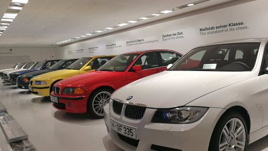 宝马品牌的汽车是世界闻名，其总部在德国的慕尼黑，我们在总部的