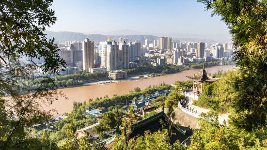 白塔山位於 蘭州 市黃 河北 岸，海拔一千七百多米，因山上有