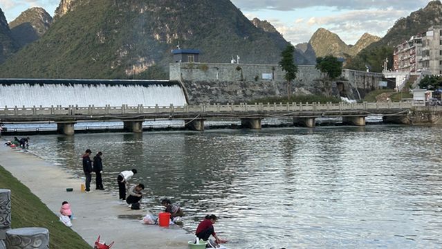 long tan guo jia shi di gong yuan ( jin shan yin shan ) ren min guang chang