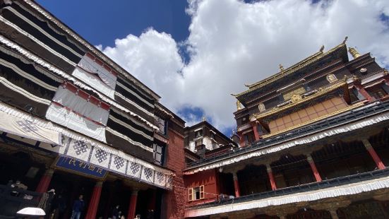 参觀扎什倫布寺，做為歷代班禪喇嘛坐床的寺廟，規模宏大，不僅供