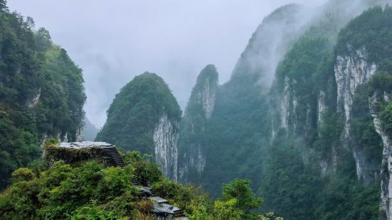 德夯非常值得去。首先，景區的元素很多，很好的融合了高山、流水