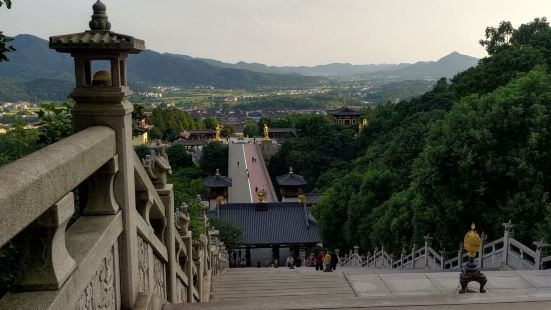 至少不懂为啥东林寺在这还建个这么大的雕塑。直到爬上来一看。背