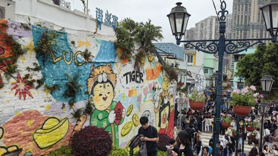 澳门官也街，一条藏在氹仔旧城的迷你食街，斑驳的葡萄牙瓷砖与中