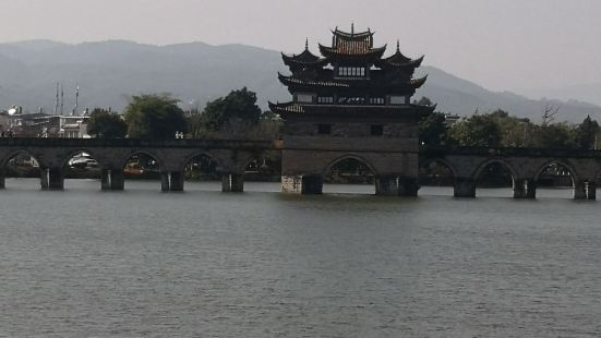 建水縣的十七孔橋是一座明代的古橋，座落跨越在建水河上，有歷史