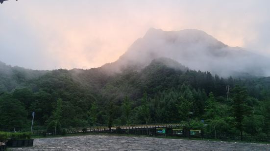 天燕景區是非常值得去的地方，站在彩虹橋上一覽眾山小，特別是雨