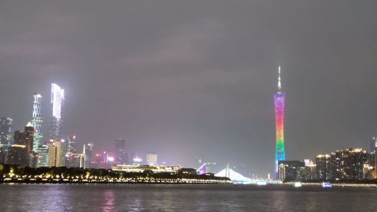 广州珠江夜游风景还是很漂亮的，灯光色彩有两岸的风景都相得益彰