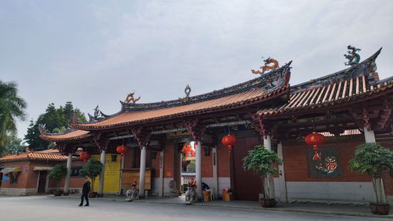 千年古刹南山寺始建于唐朝，是漳州最著名的寺庙，香火鼎盛，但是