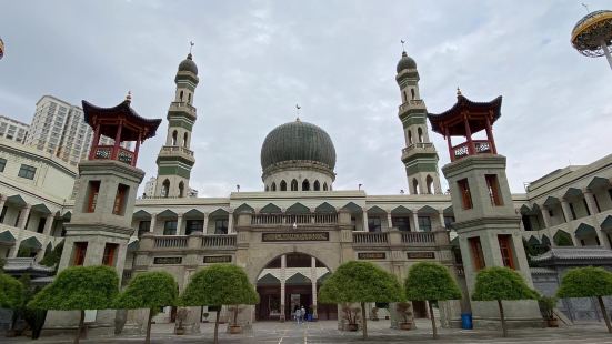 东关清真寺是西宁古城著名的建筑，位于西宁东关大街路南一侧。寺