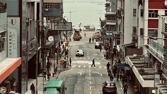 【坚尼地城】来到这都是为了拍海边那张照片，地铁走出来后，左转