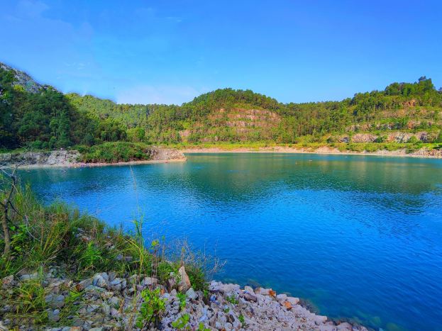 Compare 5 airports near Yunlong