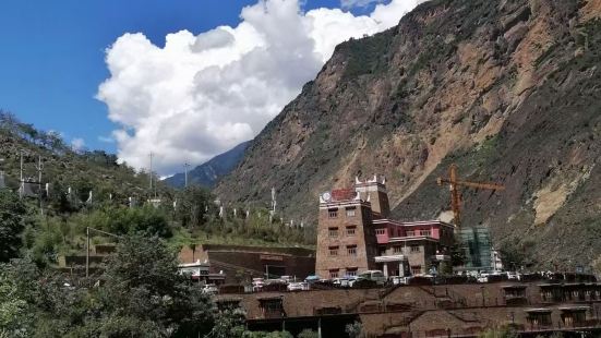 甲居藏寨位于四川甘孜州丹巴县境内，是丹巴最具特色的国家4A旅