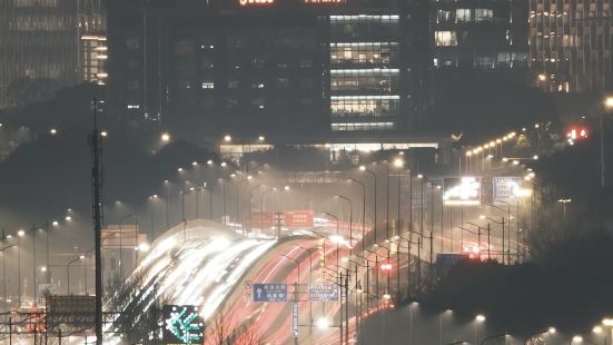 上海环球金融中心￼，位于浦东新区世纪大道100号，是上海的标