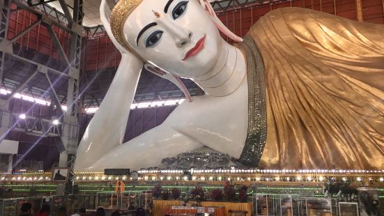 这里供奉着缅甸最大的室内卧佛，佛像足底有108个图案。寺庙里