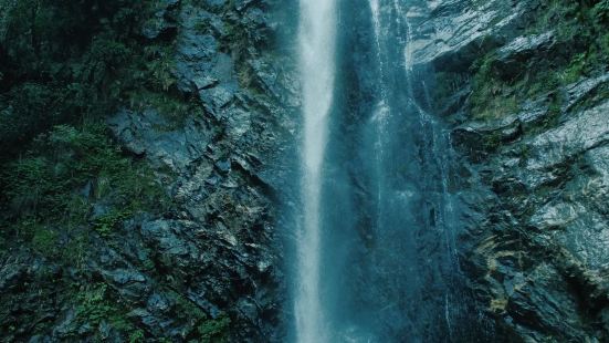 成都彭州的蟠龙谷，有天然的瀑布，负氧离子爆棚的森林氧吧 ，一