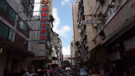 油麻地之名与油麻地天后庙有密切关系。根据天后庙内1870年（