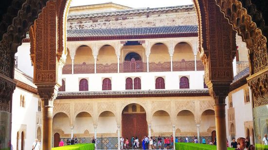 始建于13世纪的纳塞瑞斯皇宫，经过历代国王苏丹的修缮扩建，日