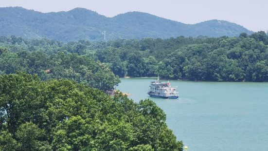 南湾人工湖填海造地工程,是中国澳门1992年7月正式动工的大