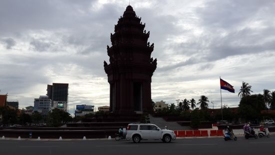 独立纪念碑是为纪念1953年11月9日柬摆脱法国殖民统治，获