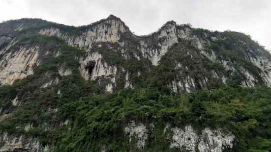 九马画山是桂林漓江著名的景观之一。临江而立，石壁如削，远望如