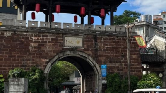 甘坑古镇是一座有着三百多年历史的客家古村落，被誉为&quot