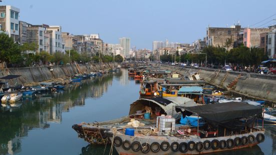 外沙海鲜岛，在北海老街附近，以前开过挺多的酒店，都荒废了，所