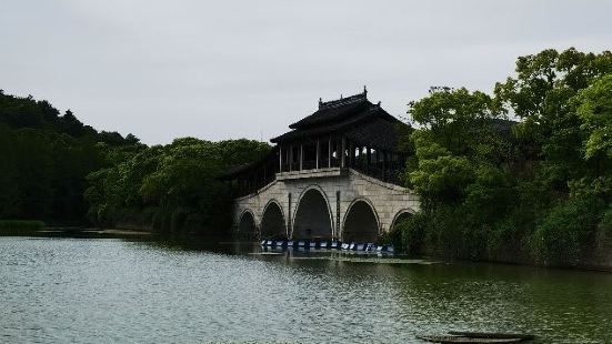 无锡长广溪国家湿地公园位于无锡市西南郊，是连接蠡湖和太湖的生