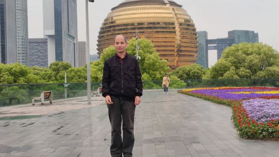杭州国际会议中心是杭州的地标性建筑物之一，是集会议，餐饮，住