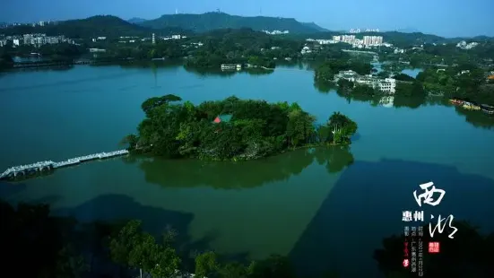惠州西湖风景区，以素雅天成、幽深曲折的山水为特征，以悠久的历