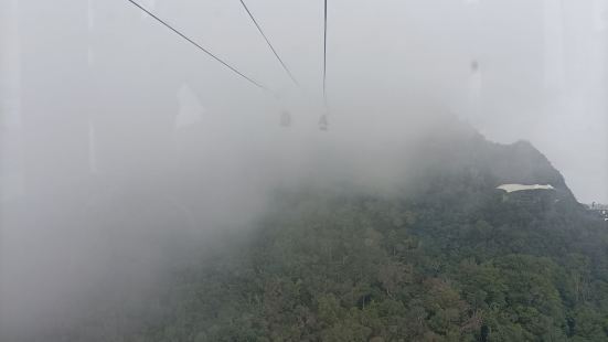 缆车上去，缆车下来，中间有个平台 可以观光，景色是挺好，可以