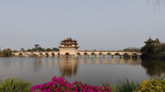 建水十七孔橋是在清朝建造、分兩次建成的。乾隆年間先建了三孔，