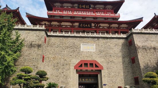 位於昭明台襄陽古城入口的襄陽博物館，毗鄰漢江。展品非常有特色