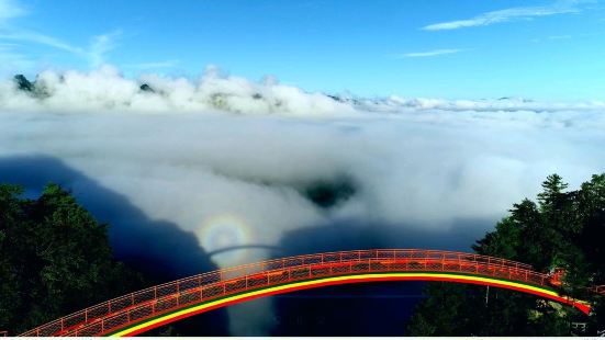 神農架天燕景區值得去玩，特別是彩虹橋是最大的亮點，站在上面一