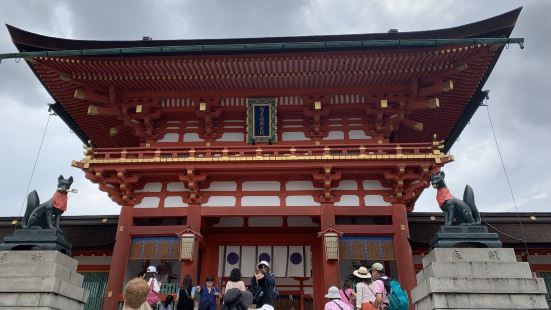 伏见稻荷大社位于日本京都，是各地游客最为趋之若鹜的神社⛩️之