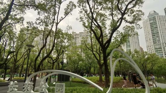 经历了一年多改造的长寿公园确实是一新，无论从绿化还是硬件设施