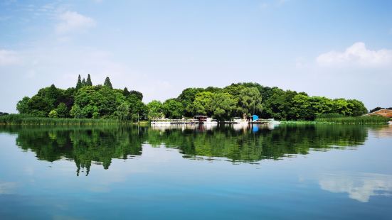 金山湖顾名思义，围绕这金山寺，颇具水漫金山之意，娴静处观金山