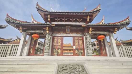 澳门天后宫，坐落在澳门路环岛的叠石塘山上。       整个