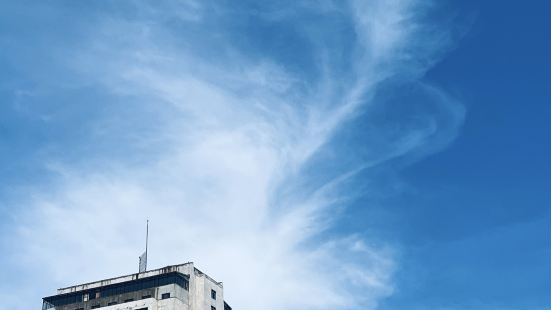 昨天延吉的天空真的是超级美，蓝蓝的天空白白的云朵，气温也适宜