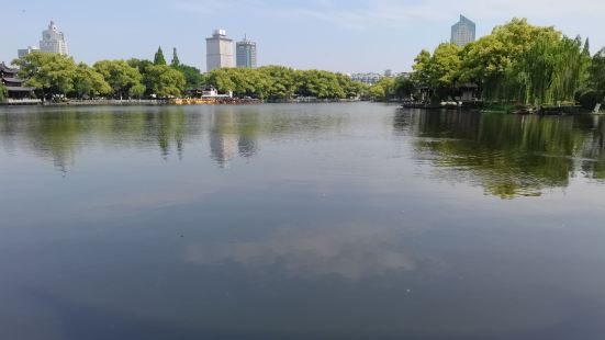 宁波居士林坐落于宁波风景秀丽的月湖柳汀街上，距今已有700多