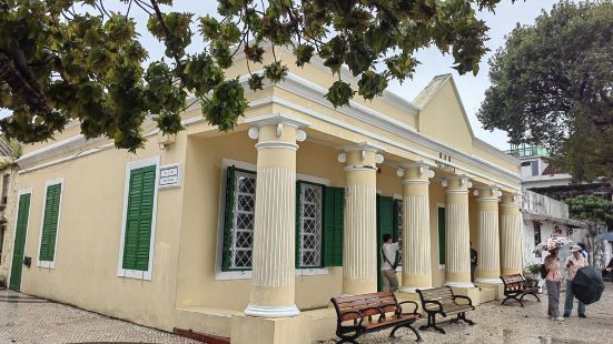 路环图书馆坐落于澳门路环岛，始建于1925年，原为葡萄牙殖民