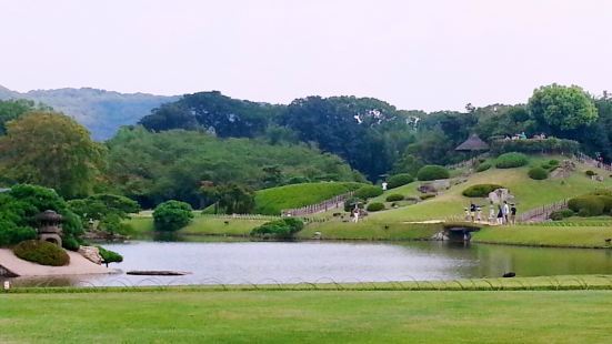 后樂園位於日本岡山市近郊，由岡山藩主池田綱政命家臣於1687