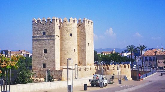 摩尔人统治时期，为守护古罗马桥，建造了卡拉欧拉之塔。两座方正