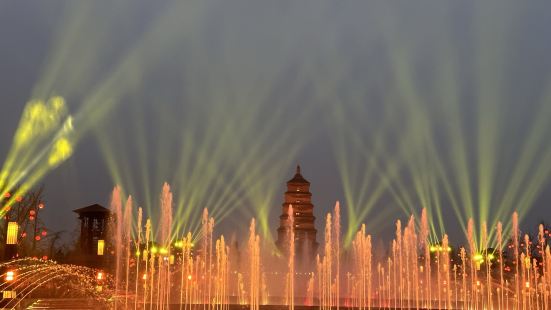 位于大雁塔北广场，夜晚流光溢彩，是西安的标致景观。喷泉分为百